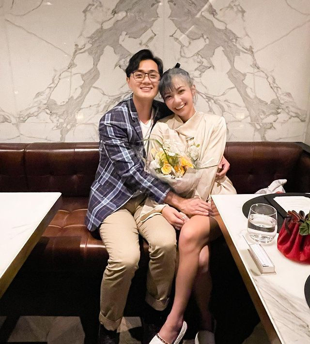 老公郑俊弘刚刚在《陀枪师姐2021》中与小花何依婷演出了一幕激情戏