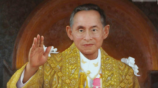 最传奇的泰王拉玛九世被人民奉为神佛缔造70年不倒神话