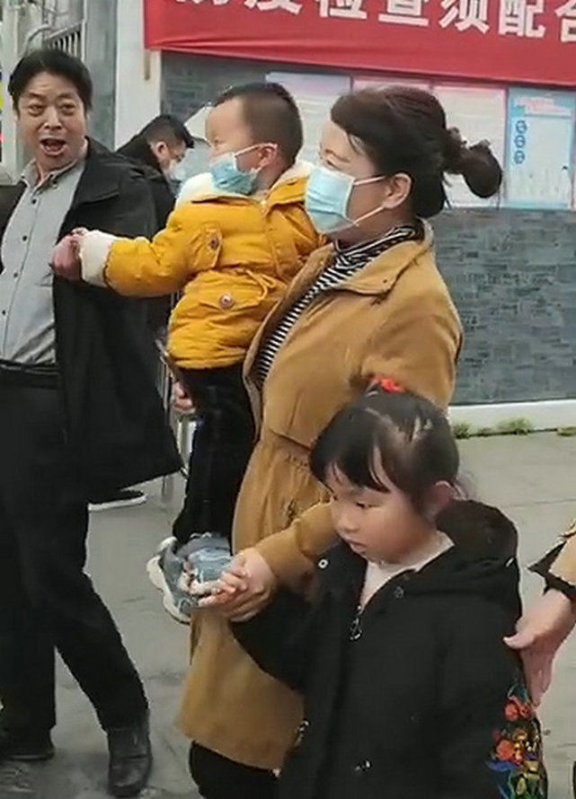 郭威回乡祭祖右手抱着孙子左手牵着孙女许妈脸上乐开了花