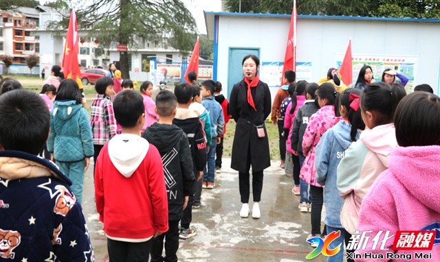 新化县水车镇中心小学开展以"清明祭英烈 传承红色基因"为主题的扫墓