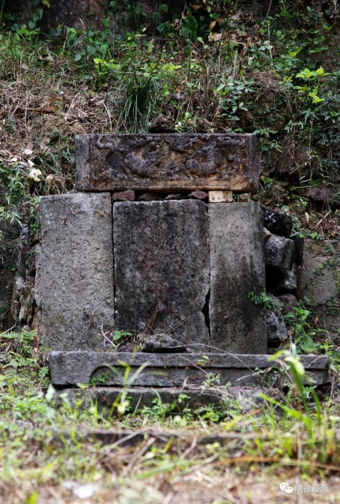 刘士奇墓位于顺德龙江左滩西坑村二帝庙以北的大金山南坡大金山,古墓