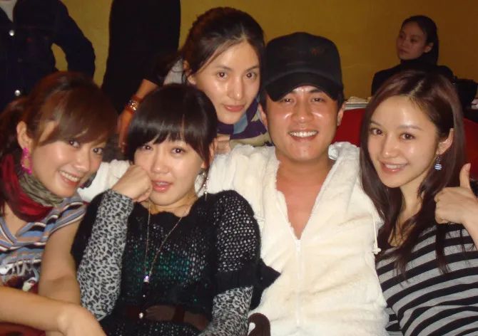 这一年,薛佳凝和杜淳搭档出演《租个女友回家过年》,在剧中饰演楚笑笑
