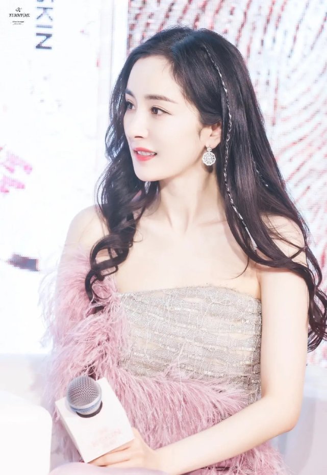 35岁杨幂穿抹胸绸缎羽毛裙,精修图像少女,原图像妇女?