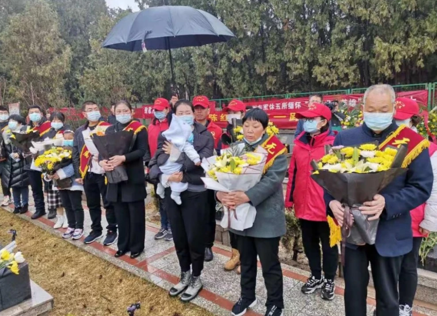 戍边烈士陈红军亲人烈士陵园扫祭,其妻子带着出生不久的孩子前往,孩子