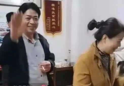 姚师兵爸爸笑了!掩饰不住的笑意情不