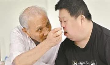 从痴呆儿到天才指挥家,胡一舟被捧成明星,爸爸:感谢大家陪他玩