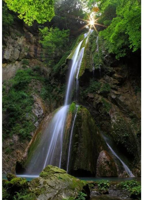 水磨沟朝天崇山峻岭中一处云雾缭绕的山水胜境