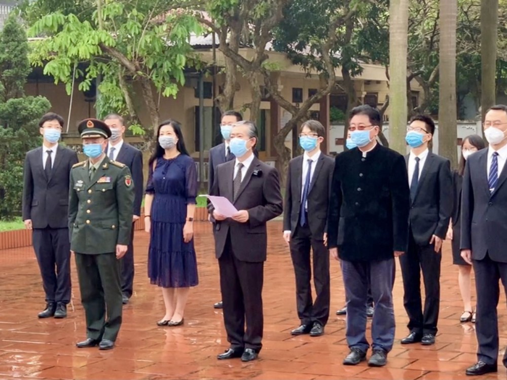 中国驻越南使馆祭扫中国烈士陵园