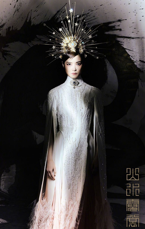 2020春晚上,首次担任春晚主持人的佟丽娅就穿了一件盖娅传说的礼服.