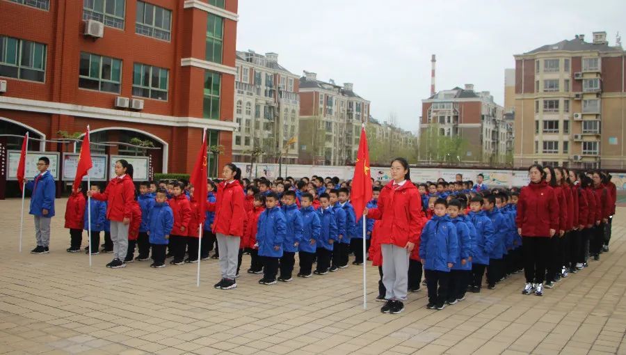今天我入队,明日成栋梁 ——济南市外海实验学校举行一年级第一批队员