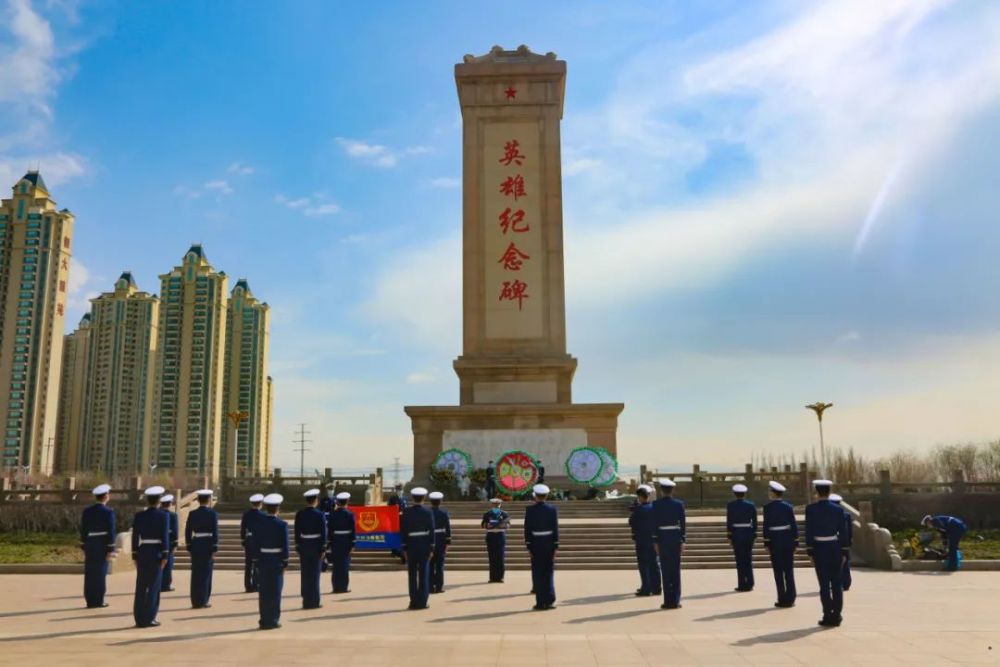 清明祭英烈丨走进英雄纪念碑 传承红色基因