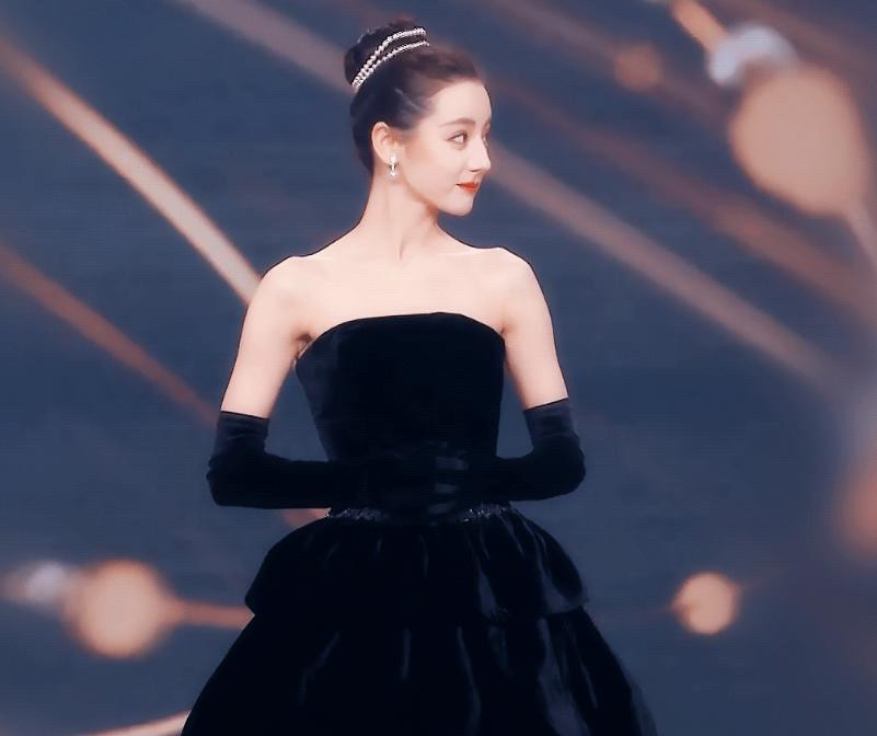 叶童之后,迪丽热巴也成了违和的"女装大佬"