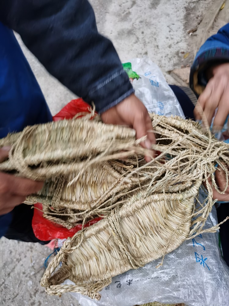 纯手工编织草鞋就是用稻草或者玉米皮等植物编织而成的鞋它有悠久的