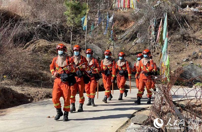 清明防火进行时 四川消防员携装备加强巡护