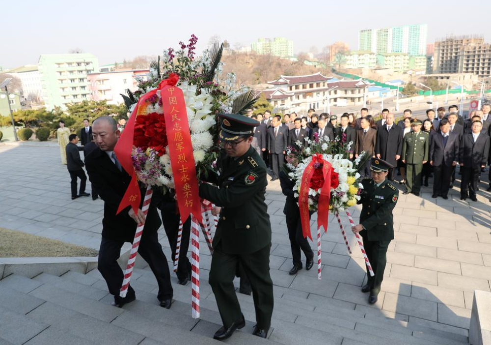 中国驻朝鲜大使馆4日上午向平壤中朝友谊塔敬献花篮,祭奠中国人民志愿