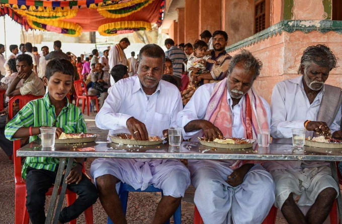 印度人吃饭喜欢用手抓,为什么不用筷子餐具?三个原因一语道破