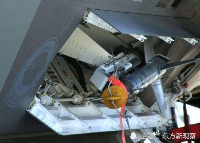 f-22用于容纳aim-9x"先进响尾蛇"的侧弹舱是上下对开舱门,导弹挂架