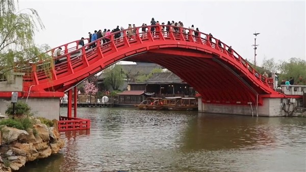 上万游客挤满清明上河园石桥