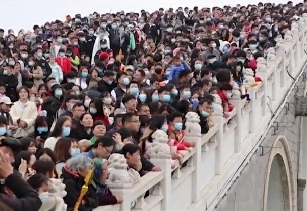 上万游客挤满清明上河园石桥