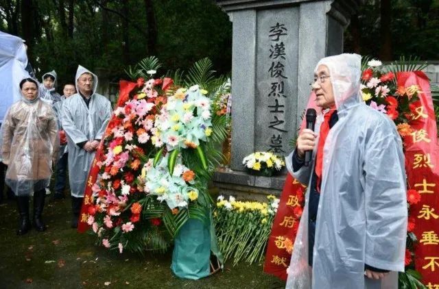 武昌文华中学师生祭扫李汉俊烈士墓