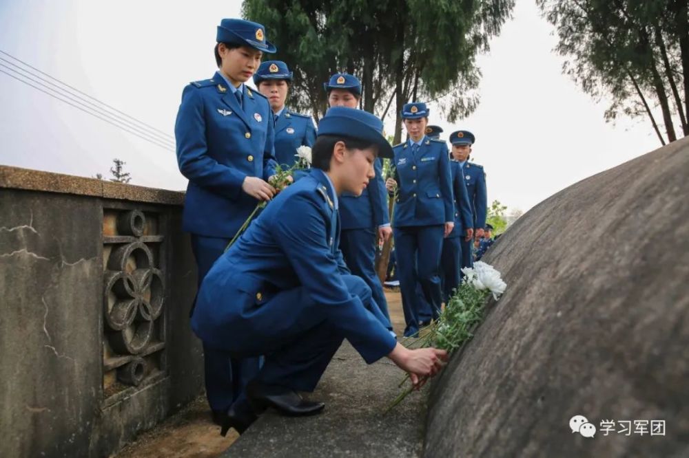 南部战区空军某场站组织官兵向革命烈士敬献鲜花.张健 摄