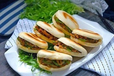 肉夹馍是陕西传统的小吃,有着悠久的历史,是人们到西安必吃的一种美食