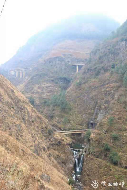 一方面,云贵高原一向以山高谷深坡陡,地形异常复杂险峻著称,是修建