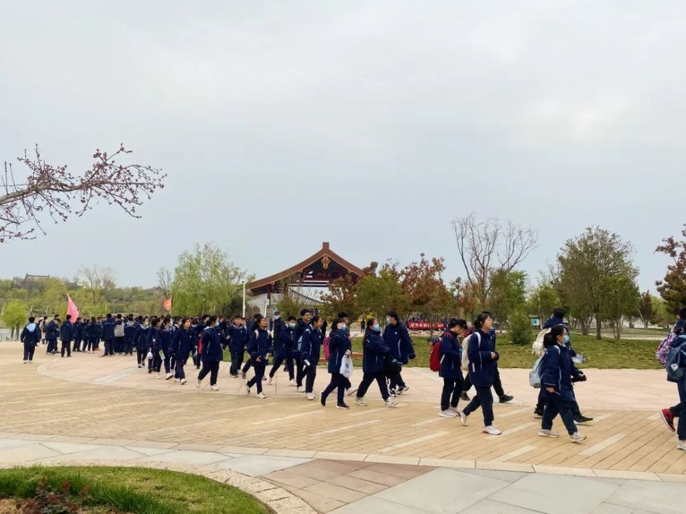 进入园区后,在老师的带领下,学生们分成多个小组,开始分头完成"任务.