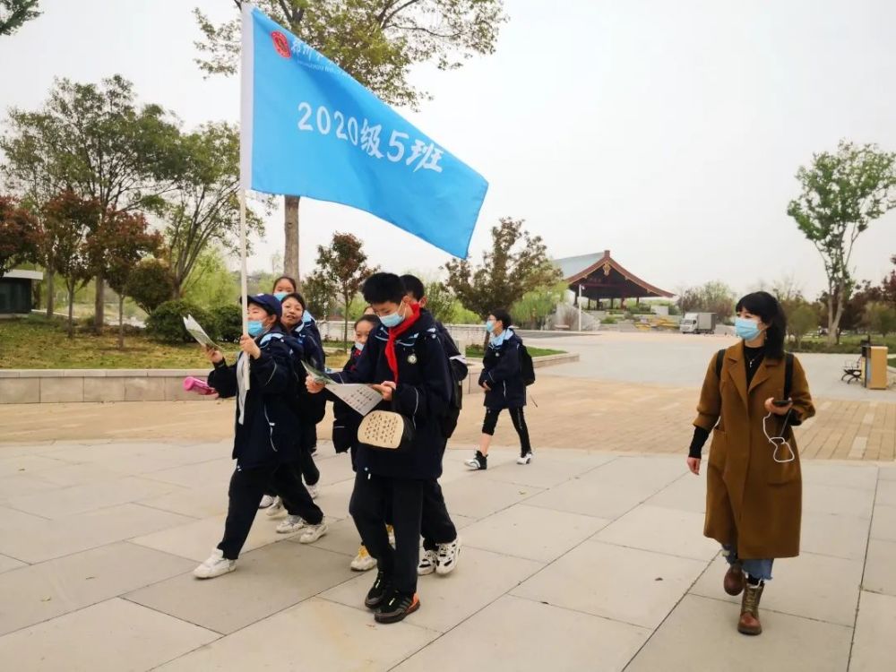 进入园区后,在老师的带领下,学生们分成多个小组,开始分头完成"任务.