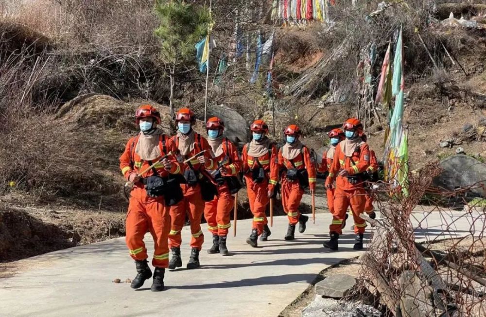 清明防火不放松|四川森林消防携装备加强巡护