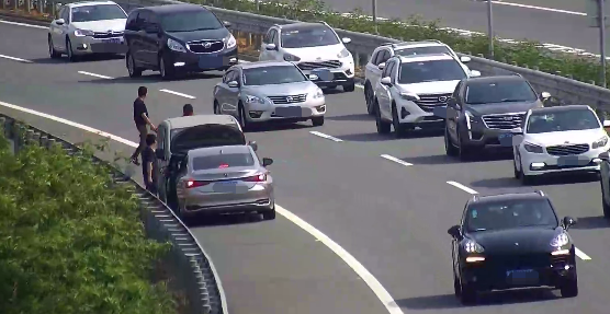 群众高速路指挥交通,两车并排停放,掉头逆行,竟是因