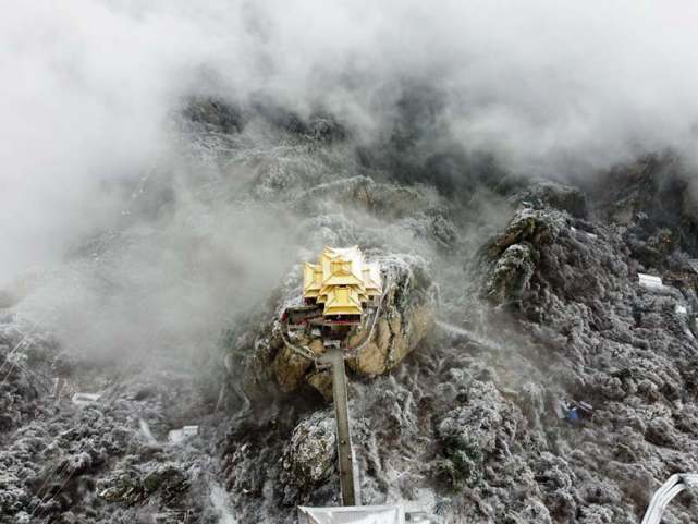 清明假期：老君山现四月飞雪一山两重天包揽“仙境花海”