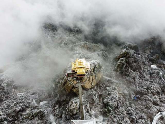 清明假期：老君山现四月飞雪一山两重天包揽“仙境花海”