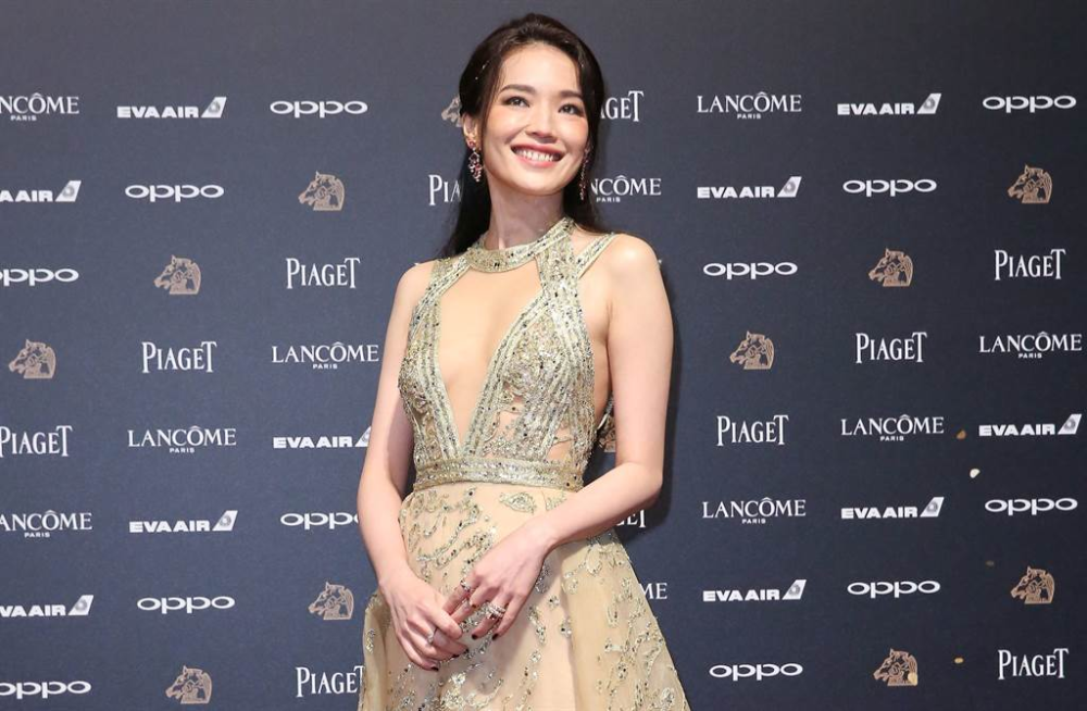 舒淇录综艺穿西装配拖鞋霸气外漏,网友美晕:女王驾到