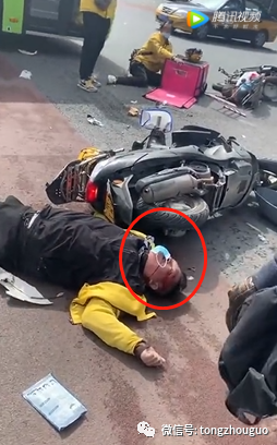 突发2车闯红灯1车抢黄灯北京俩外卖小哥被撞飞一脸血