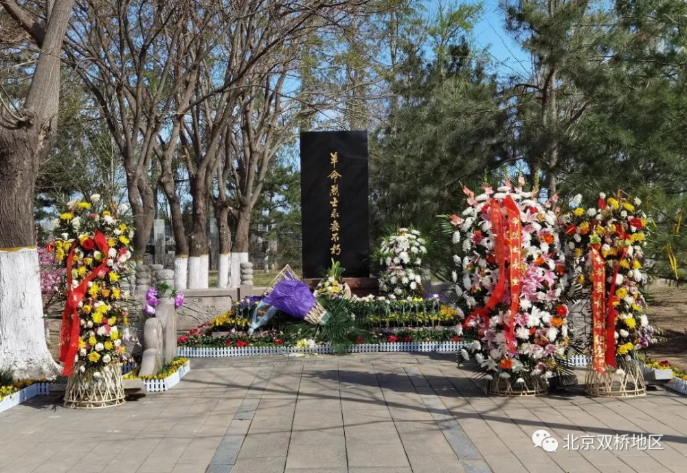老人擦拭墓碑泪目追忆29位无名英雄北京双桥革命烈士墓记忆