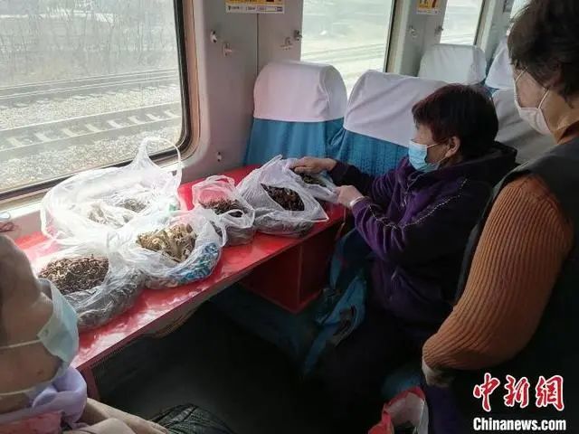 沈铁 供图 通化至丹东4318/7次列车 是通(化)灌(水)铁路线上 唯一的