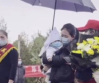 陈红军妻子带着孩子来看爸爸王焯冉妈妈抚摸儿子雕像这是戍边四烈士