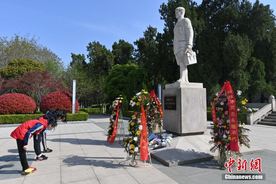 4月4日,河北省石家庄市华北军区烈士陵园,孩子们向白求恩石像献花.