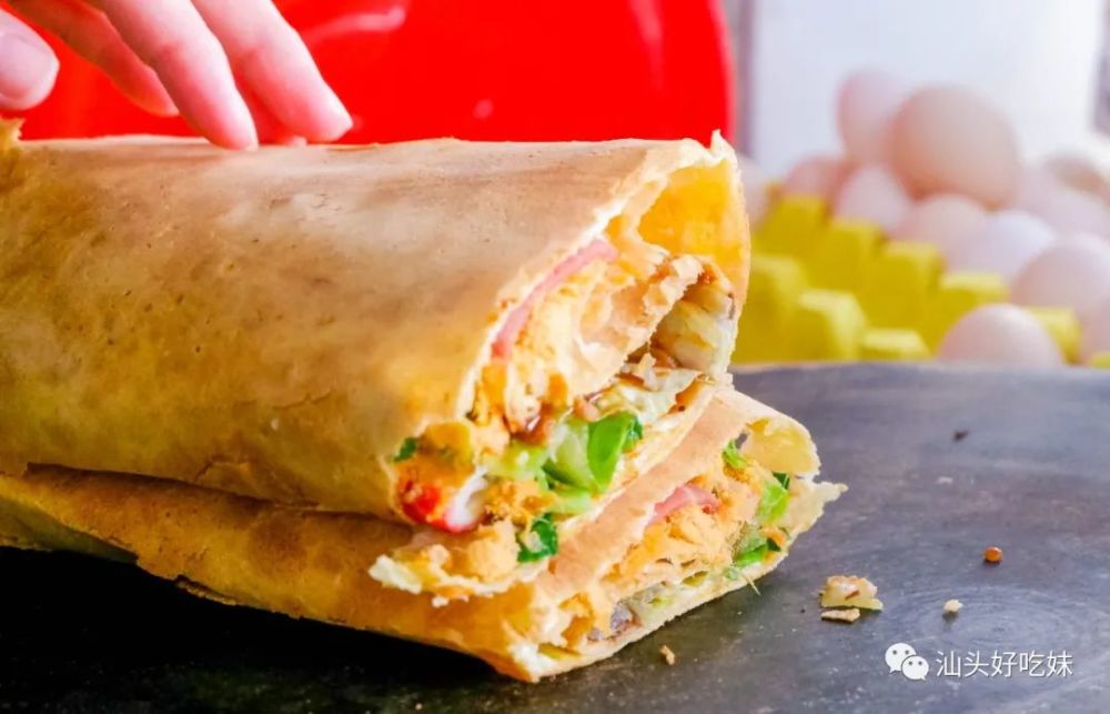 现在是调料时间:一勺甜面酱 一大块薄脆,便是杂粮煎饼的灵魂!