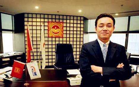 潮汕穷小伙,35岁成中国首富,入狱10年,身价200亿,凭啥