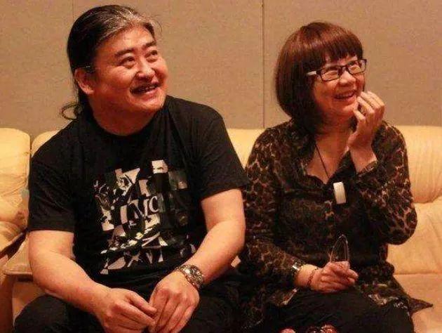 56岁刘欢结婚31年无绯闻,今看到妻子近照才明白,造型百变吸引人