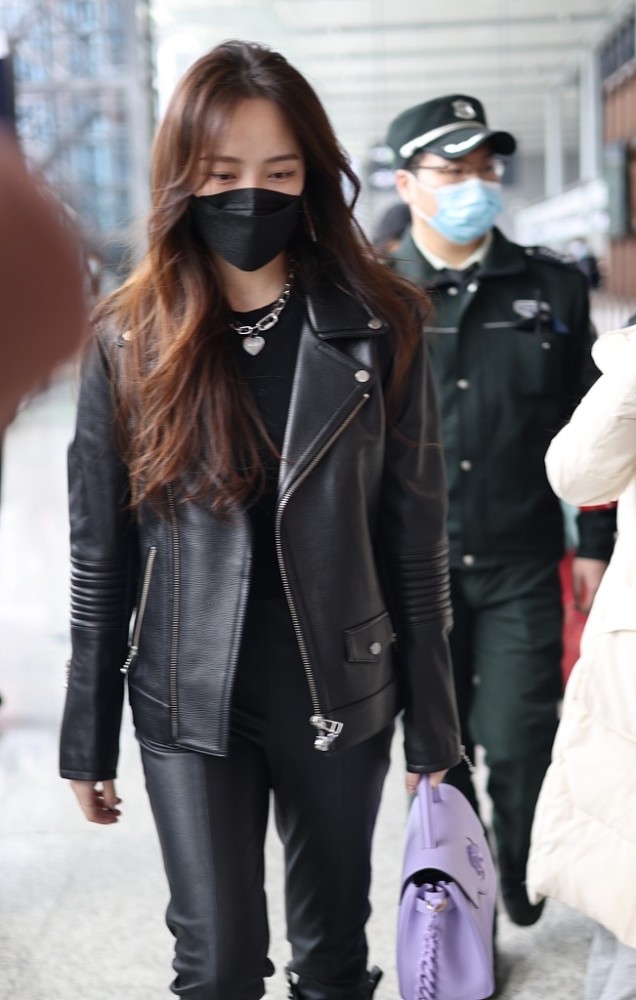 孟佳穿皮夹克变"机车少女"帅气十足 长发披肩顶素颜状态超好