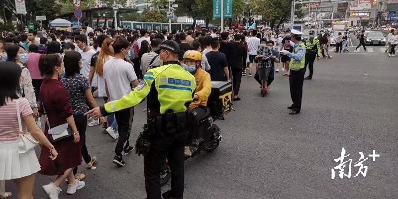 深圳文和友人潮汹涌,罗湖交警三大举措保障周边道路安全