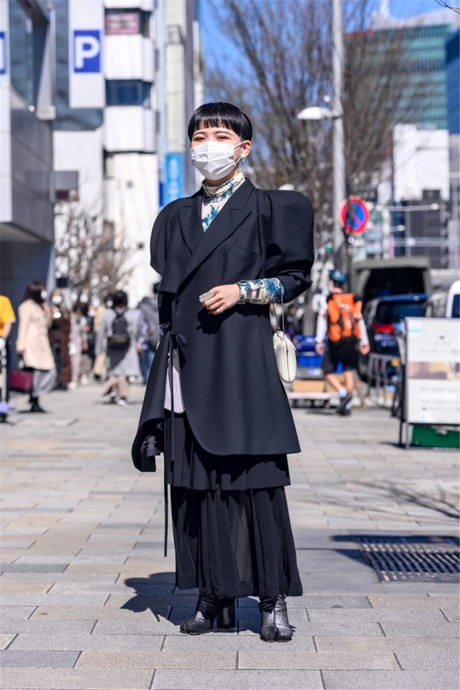 2021秋冬东京时装周街拍,配饰的运用和色彩的碰撞非常大胆.