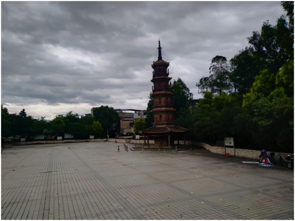 离开安美动感生态园,浛洸镇负责人带我们来到镇上的蓬莱寺塔公园,这里