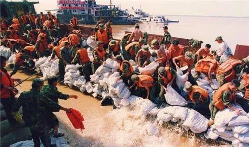 1998年特大洪水，7岁女孩抱树坚持9小时获救，现今她过得怎么样?