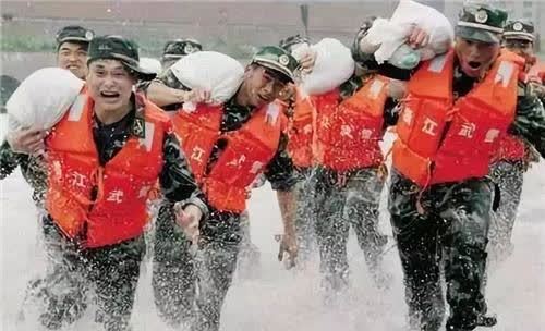 1998年特大洪水，7岁女孩抱树坚持9小时获救，现今她过得怎么样?