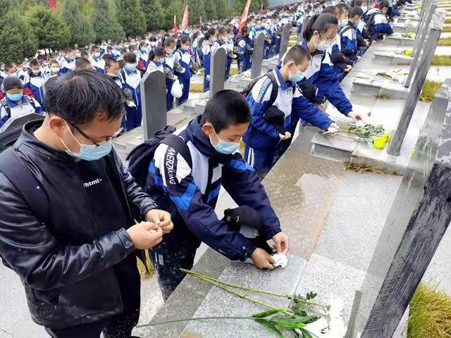 宁夏固原一所中学师生坚持26年徒步54公里为烈士扫墓