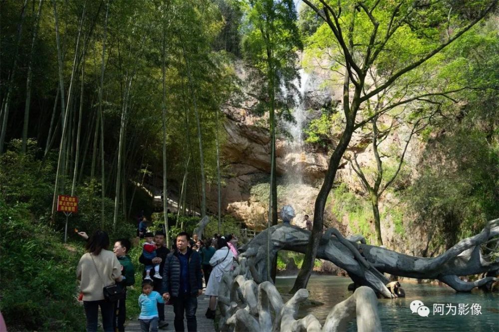 位于舒茶镇小河湾村的滴水岩瀑布